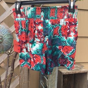 (NWT) beautiful flower shorts
